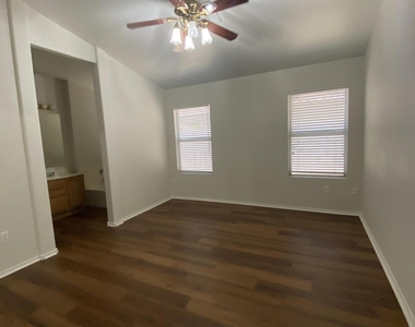 1704 E Pontiac Drive - Photo Thumbnail 9