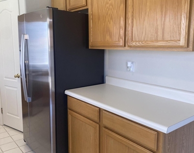 1704 E Pontiac Drive - Photo Thumbnail 6