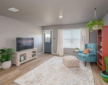 727 Cochran Drive - Photo Thumbnail 2