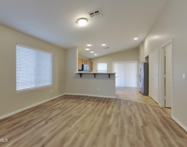 3624 S 71st Drive - Photo Thumbnail 2