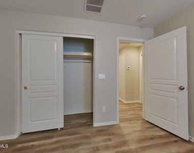 3624 S 71st Drive - Photo Thumbnail 9