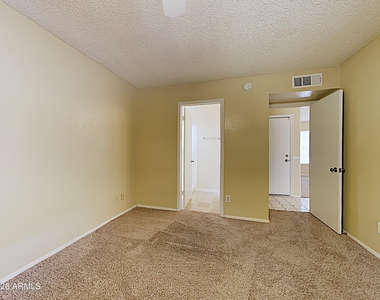 18815 N 45th Drive - Photo Thumbnail 7