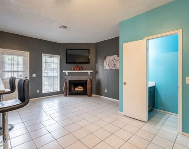 18616 N 34th Avenue - Photo Thumbnail 6