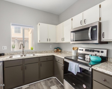 3320 W Mcrae Way - Photo Thumbnail 11