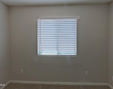 43714 W Cale Drive - Photo Thumbnail 10