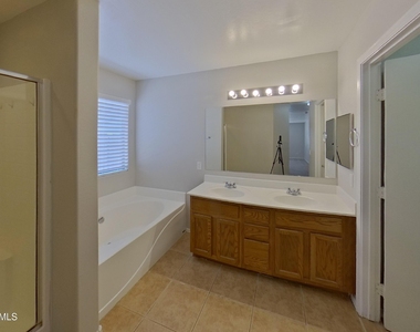 43714 W Cale Drive - Photo Thumbnail 7
