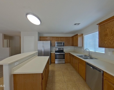 43714 W Cale Drive - Photo Thumbnail 3
