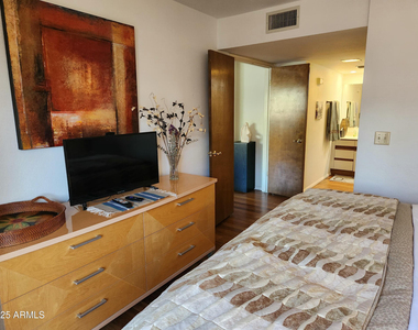 7557 N Dreamy Draw Drive - Photo Thumbnail 16