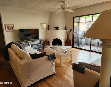 7557 N Dreamy Draw Drive - Photo Thumbnail 8