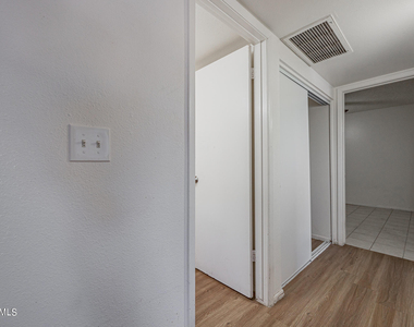 925 W Peoria Avenue - Photo Thumbnail 7