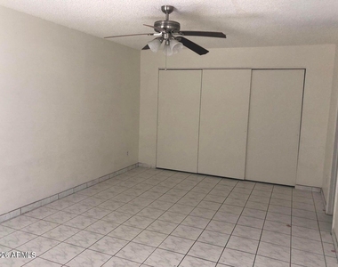 711 N Country Club Way - Photo Thumbnail 2