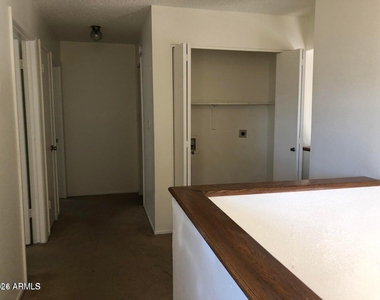 711 N Country Club Way - Photo Thumbnail 4