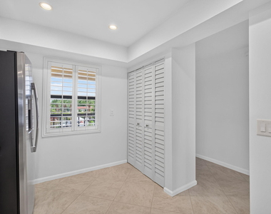 313 Lake Circle - Photo Thumbnail 12