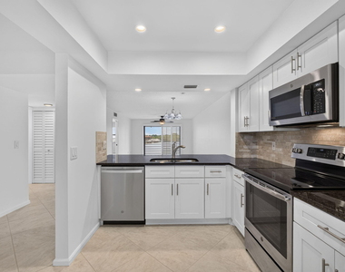 313 Lake Circle - Photo Thumbnail 10