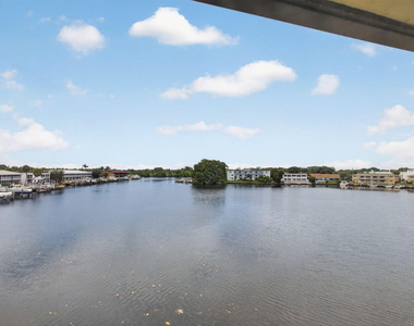 313 Lake Circle - Photo Thumbnail 2