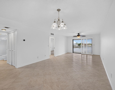 313 Lake Circle - Photo Thumbnail 14