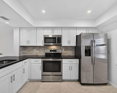 313 Lake Circle - Photo Thumbnail 7