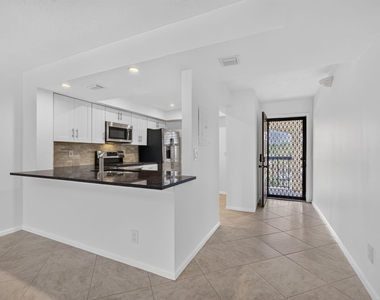 313 Lake Circle - Photo Thumbnail 8
