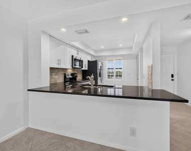 313 Lake Circle - Photo Thumbnail 9