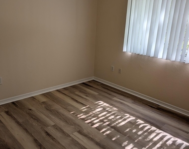 350 Crestwood Circle - Photo Thumbnail 17