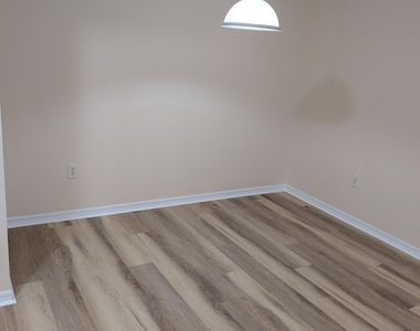 350 Crestwood Circle - Photo Thumbnail 12