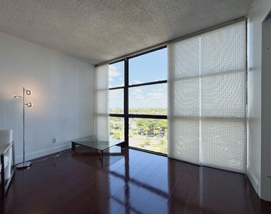 800 Parkview Drive - Photo Thumbnail 7