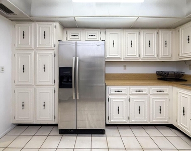 800 Parkview Drive - Photo Thumbnail 8