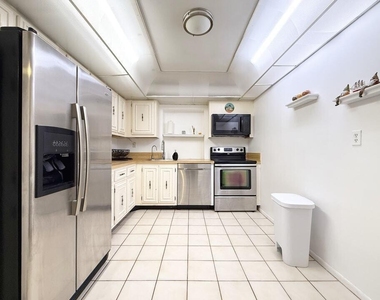 800 Parkview Drive - Photo Thumbnail 9