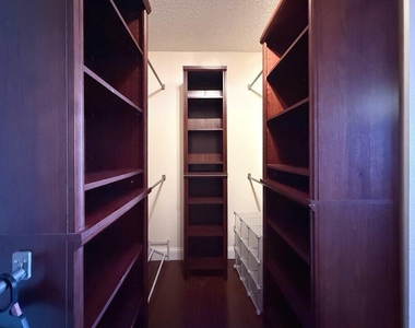 800 Parkview Drive - Photo Thumbnail 15