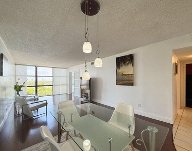 800 Parkview Drive - Photo Thumbnail 4