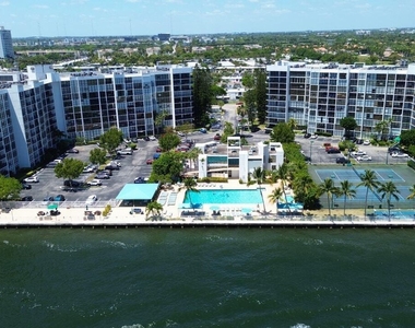 800 Parkview Drive - Photo Thumbnail 3