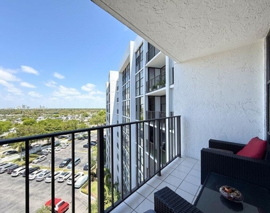 800 Parkview Drive - Photo Thumbnail 21