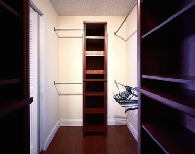 800 Parkview Drive - Photo Thumbnail 16