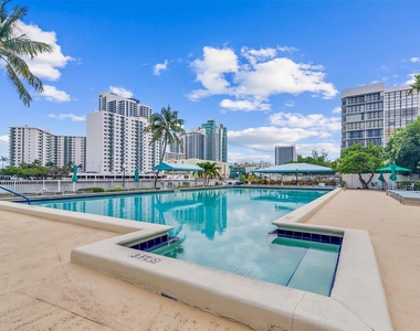 800 Parkview Drive - Photo Thumbnail 23