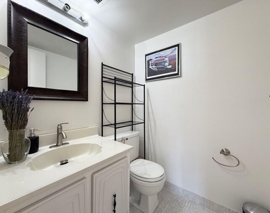800 Parkview Drive - Photo Thumbnail 20