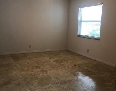 1470 N Dixie Highway - Photo Thumbnail 3