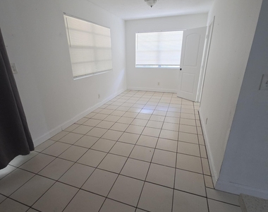 160 Nw 15th Place - Photo Thumbnail 2