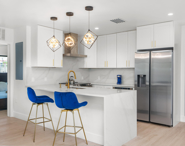 303 De Carie Street - Photo Thumbnail 9