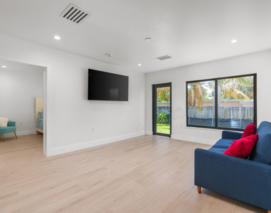 303 De Carie Street - Photo Thumbnail 27