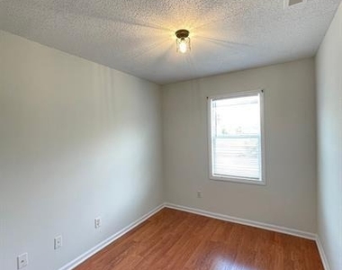 609 Piper Court - Photo Thumbnail 5