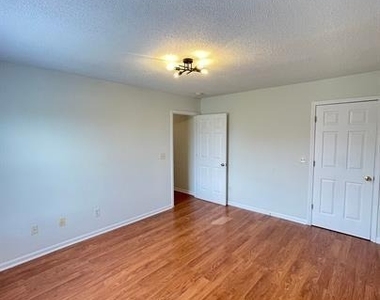 609 Piper Court - Photo Thumbnail 14