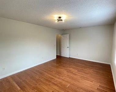 609 Piper Court - Photo Thumbnail 3