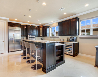195 Tresana Boulevard - Photo Thumbnail 5