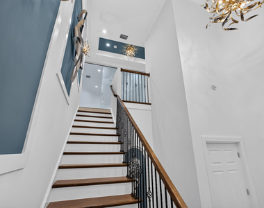 195 Tresana Boulevard - Photo Thumbnail 9