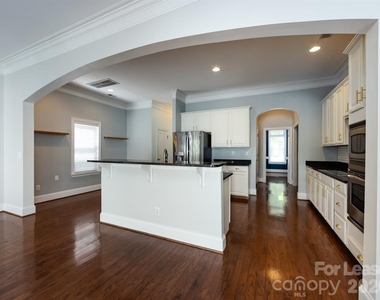 1937 Lela Avenue - Photo Thumbnail 13