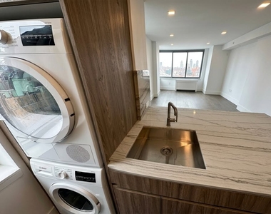 West 47th Street - Photo Thumbnail 2