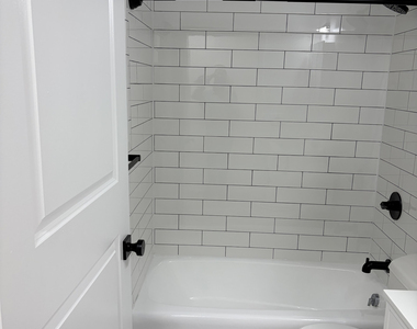 Broadway, Unit E7h - Photo Thumbnail 7