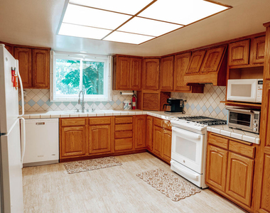10872 Kings Road - Photo Thumbnail 4