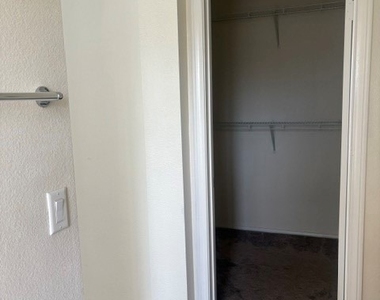 464 Middlebury Court - Photo Thumbnail 7