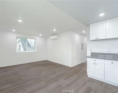 250 E 79th - Photo Thumbnail 3